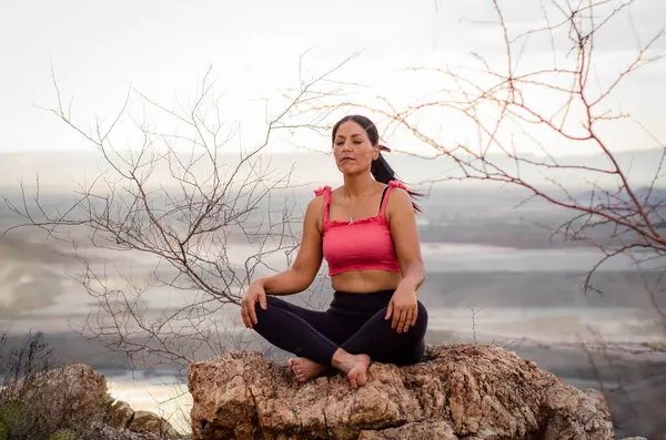 Latin esmer kadın, öğleden sonra yogada.