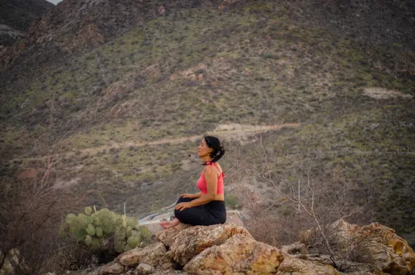 Latin esmer kadın, öğleden sonra yogada.