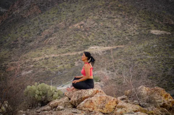 Latin esmer kadın, öğleden sonra yogada.