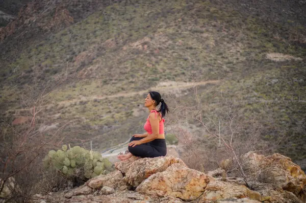 Latin esmer kadın, öğleden sonra yogada.