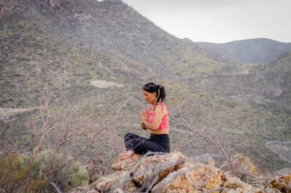 Latin esmer kadın, öğleden sonra yogada.