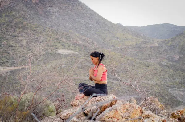 Latin esmer kadın, öğleden sonra yogada.