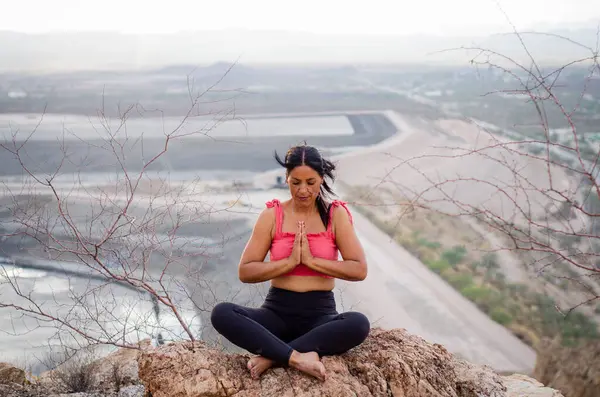 Latin esmer kadın, öğleden sonra yogada.