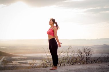 Latin esmer kadın, öğleden sonra yogada.