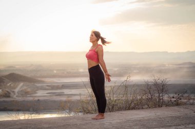Latin esmer kadın, öğleden sonra yogada.