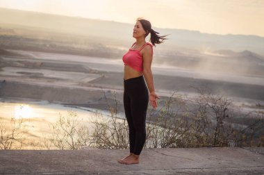 Latin esmer kadın, öğleden sonra yogada.