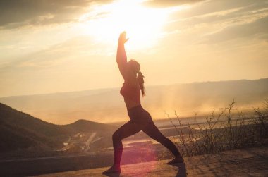 Latin esmer kadın, öğleden sonra yogada.