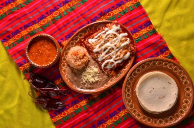 Meksika pilavlı kırmızı enchilada.