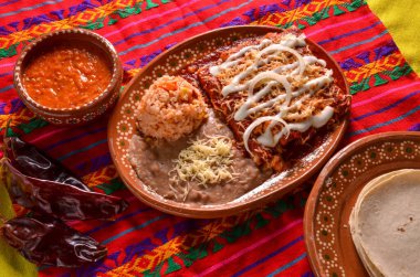  Meksika pilavlı kırmızı enchilada.