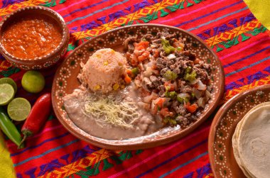 Meksika usulü biftek ve fasulye.