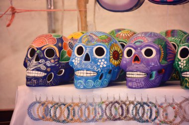 Renkli çiçek desenleriyle dolu ölü kafataslarının canlı günü, Meksika kültürünü kutluyor.