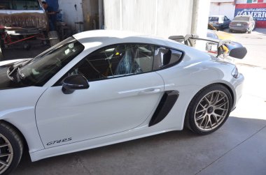 TORREON, COAHUILA, MEXICO; 30 Temmuz 2025 Garajda çarpıcı beyaz spor araba Dinamik sürüş deneyimi için hazır