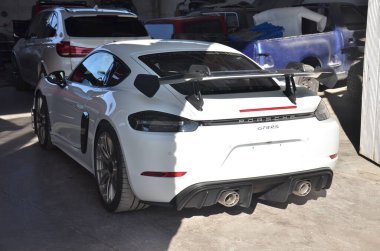 TORREON, COAHUILA, MEXICO; 30 Temmuz 2025 Garajda çarpıcı beyaz spor araba Dinamik sürüş deneyimi için hazır