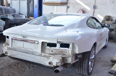 TORREON, COAHUILA, MEXICO; 30 Temmuz 2025 profesyonel bir oto tamirhanesinde lüks spor araba restorasyonu süreci, ayrıntılı görünüm