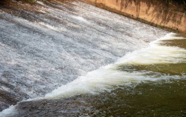 Su deposundaki su taşmış.