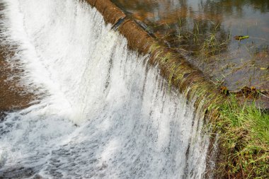 Su deposundaki su taşmış.