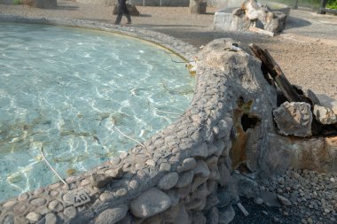 Tayland 'ın Chiang Mai kentindeki San Kamphaeng Kaplıcaları' na gidip sıcak yumurta pişiren Taylandlılar ve Taylandlılar için sıcak su kaynıyor.