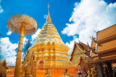 Altın pagoda ne Phra Doi Suthep Chiangmai Tayland.