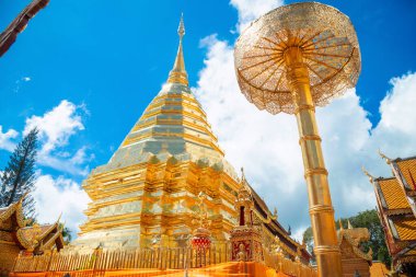 Altın pagoda ne Phra Doi Suthep Chiangmai Tayland.