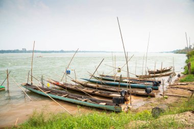 Tayland 'daki Mae Khong Nehri' nin paltosundaki balıkçı teknesi Balıkçı Köyü 'ndeki yaşam tarzı..