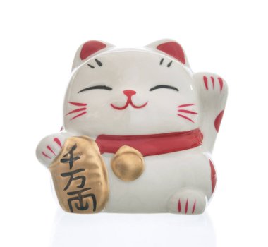 Japon şanslı kedisi veya beyaz arka planda Maneki Neko kedisi.
