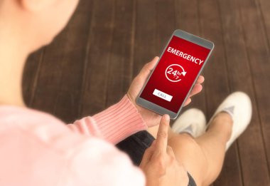 Akıllı telefondan acil durum çağrısı. Konsept araba kazaları ve acil durum.