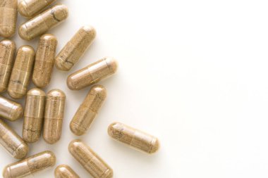 Bitki kapsülü, Beslenme İlacı, Vitamin İlacı, Beyaz arka planda Bitkisel İlaç.