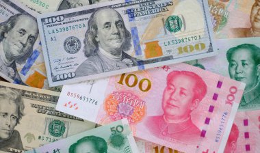Yuan banknotlarını ve dolar banknotlarını kapat. Çin ve ABD arasındaki ticaret savaşı kavramı.