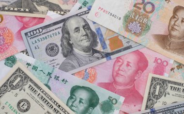 Yuan banknotlarını ve dolar banknotlarını kapat. Çin ve ABD arasındaki ticaret savaşı kavramı.