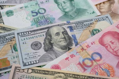 Yuan banknotlarını ve dolar banknotlarını kapat. Çin ve ABD arasındaki ticaret savaşı kavramı.