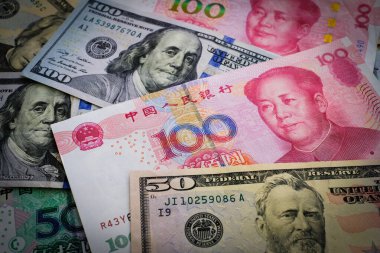 Yuan banknotlarını ve dolar banknotlarını kapat. Çin ve ABD arasındaki ticaret savaşı kavramı.