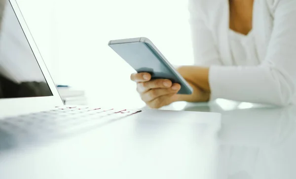 Die Menschen Nutzen Mobiltelefone Ins Büro Telefonieren Und Laptops Benutzen — Stockfoto