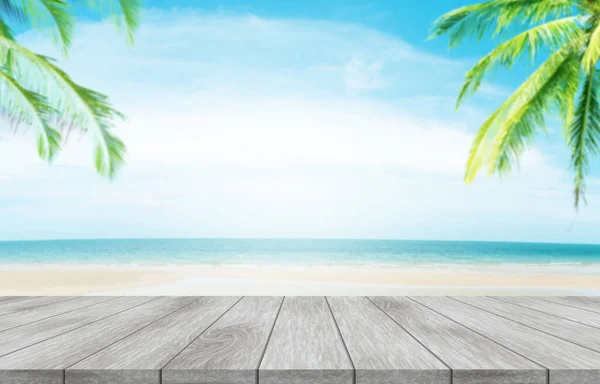 Sommerferienkonzept Holztisch Mit Kokospalmen Den Weißen Sandstränden Blauer Himmel Kristallklares — Stockfoto