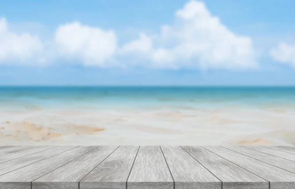 Sommerferienkonzept Holztisch Mit Weißen Sandstränden Blauem Himmel Kristallklarem Wasser — Stockfoto