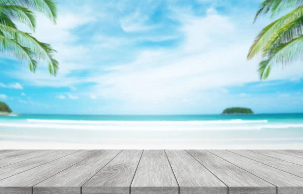 Sommerferienkonzept Holztisch Mit Kokospalmen Den Weißen Sandstränden Blauer Himmel Kristallklares — Stockfoto