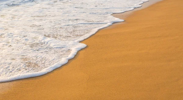 Weiche Schöne Meereswogen Einem Sandstrand Hintergrund Sommer Sand Strand Hintergrund — Stockfoto