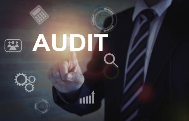 Sanal ekranlardaki AUDIT tuşuna işaret eden işadamı. İç Denetleme, Denetleme Vergisi, Yatırımın Dönüşünü Analiz.