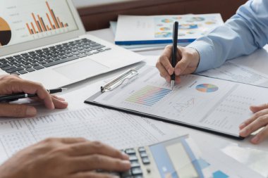 Finansal danışmanlık ekibi, iş haritaları raporundaki yatırımın geri dönüşünü analiz ediyor. Mali planlama, muhasebe ve veri analizi kavramı.
