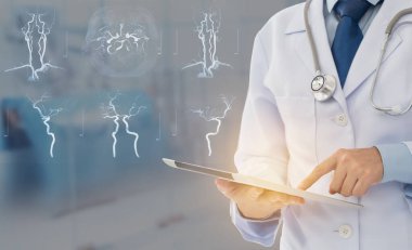 Tıbbi teknoloji ve tıbbi araştırma konsepti. Doktor beyin felci araştırması için dijital tablet kullanıyor..