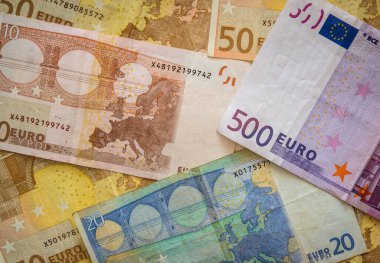 Avro para geçmişi olan euro banknotları. Üst Manzara. finansal ve bankacılık kavramı.