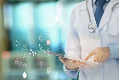 Tıp teknolojisi kavramları. Bilim simgeleri ekran arayüzü ile dijital tablet kullanan doktor.