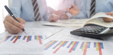 Finansal danışmanlık ekibi, iş haritaları raporundaki yatırımın geri dönüşünü analiz ediyor. Mali planlama, muhasebe ve veri analizi kavramı.