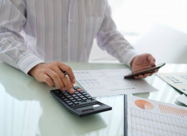 Finansal beyanat ve değerlendirme işindeki verileri inceleyen bir işadamı. Muhasebe, Muhasebe, Muhasebe Konsepti.