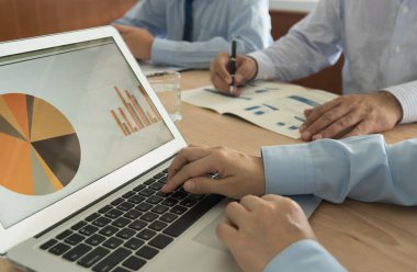 Yönetici iş arkadaşı. İş adamlarının toplanması eğitim ve geliştirme verilerini analiz eder.