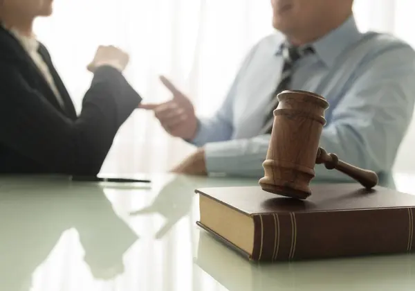 Soudce Gavel Právní Knihy Týmem Právníků Kteří Sešli Právnické Firmě Stock Snímky
