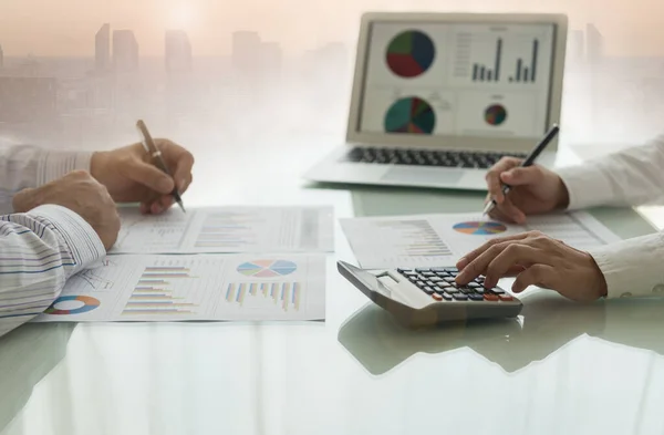 会計ビジネスコンセプト 会計報告書と財務諸表をデスクで利用するビジネス関係者 ロイヤリティフリーのストック写真