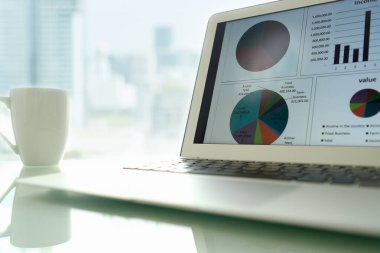 Muhasebe masası konsepti. Denge tablosu ve iş kazanç raporu dizüstü bilgisayarda görünüyor.