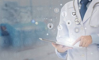 Tıbbi teknoloji iletişim konsepti. Doktor ameliyathanede tıbbi simgeyle dijital tablet kullanıyor..