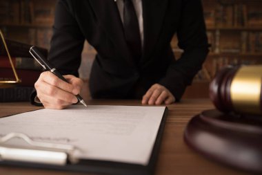 Danışman avukat veya işadamı hukuk firmasında önemli belgeler imzaladılar.