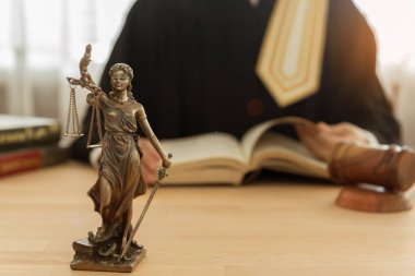Adalet heykeli avukat ya da yargıçla birlikte hukuk ve mevzuat üzerinde çalışıyor. Hukuk, hukuk, hukuk kavramı.